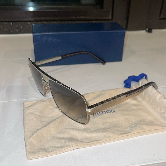 ❗️MENS LV ATTITUDEDE SUNGLASSESS❗️ - Picture 5 of 10